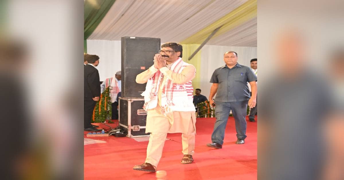 आदिवासी महोत्सव में बोले सीएम हेमंत- देश का आदिवासी समाज आज भी बिखरा हुआ,जब बात स्वाभिमान की आ जाए तो टकराना जरूरी है