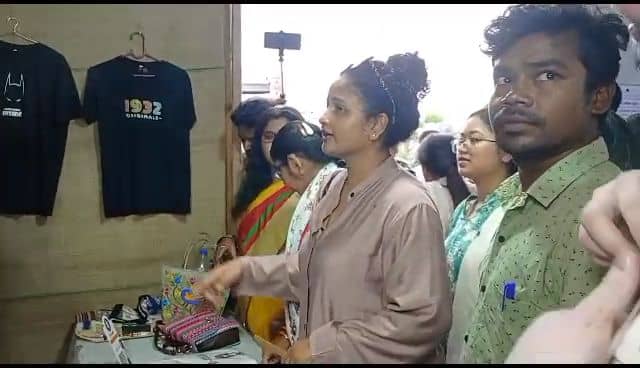 CM हेमंत की पत्नी सहेलियों के संग पहुंची शॉपिंग करने, पति के जन्म दिन के लिए खरीद तोहफा!