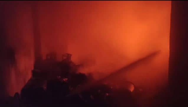 हीरो कंपनी के शोरूम में लगी भीषण आग, दर्जनों गाड़ियां जलकर राख