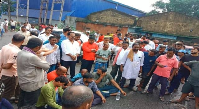 सीमेंट लदी गाड़ी की चपेट में आने से बाइकसवार की मौत, 15 लाख रुपए का मांगा मुआवजा