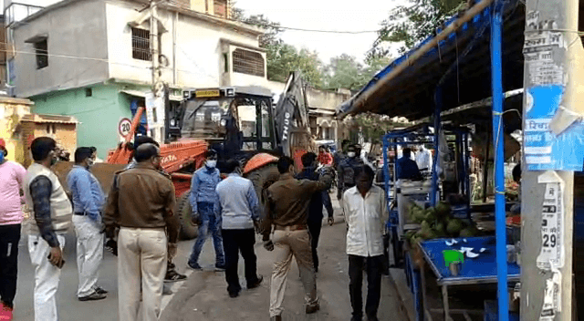 दुमका नगर परिषद क्षेत्र में अतिक्रमण के खिलाफ चला प्रशासनिक बुलडोजर, वसूला गया जुर्माना, दी गई चेतावनी
