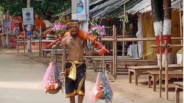 पूरे शरीर पर शिव के विभिन्न रूप का टैटू बनाकर  बाबाधाम पहुंचा भक्त, जाने कौन है भूतनाथ कांवरिया