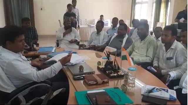 डुमरी विधानसभा उपचुनाव के नामांकन को लेकर बैठक, एसडीएम ने सभी पार्टियों के कार्यकर्ताओं को दी जानकारी