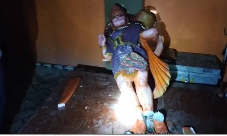 गिरिडीह: असामाजिक तत्वों ने तोड़ी बजरंगबली की मूर्ति, देख भड़के लोग