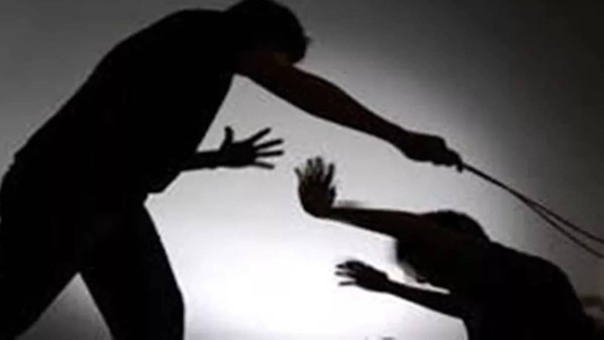 शिक्षक बना जल्लाद, छड़ी टूटने तक छात्र के प्राइवेट पार्ट पर मारता रहा