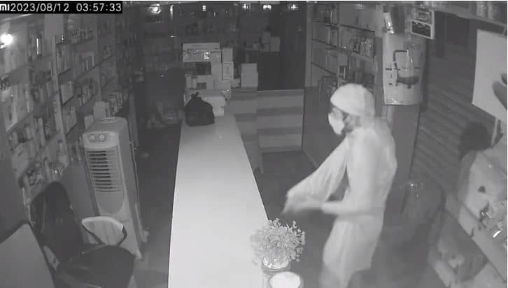 बोलबम के ड्रेस में चोरों का आतंक, दुकान का शटर काटकर सिर्फ नगद की कर रहे है चोरी