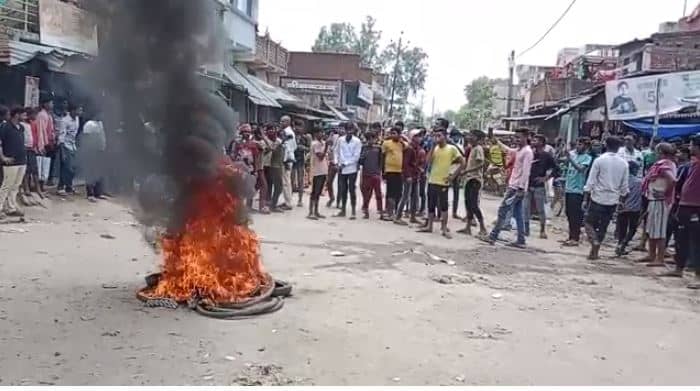 बिजली कटौती से परेशान लोगों का फूटा गुस्सा, बिजली विभाग में जमकर की तोड़फोड़, टायर जलाकर सड़क जाम 