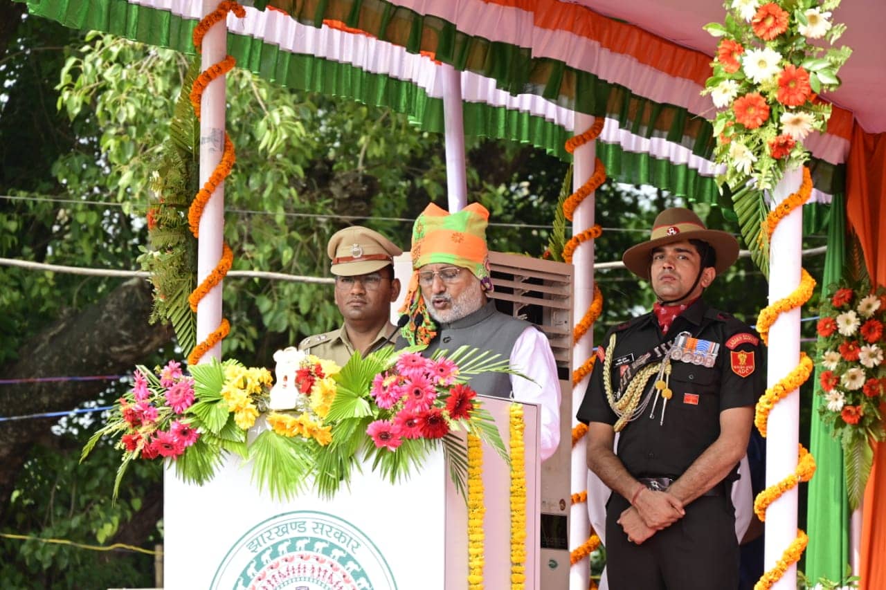 Independence Day: राज्यपाल सीपी राधाकृष्णन ने दुमका के पुलिस लाइन में किया झंडोत्तोलन