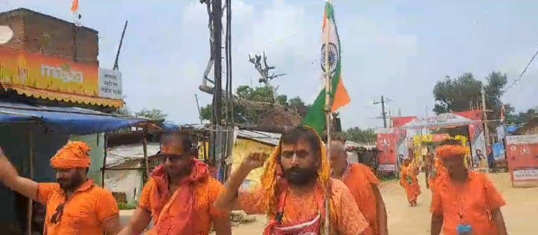बाबा नगरी में दिखा भोले भक्ति और देशभक्ति का अद्भुत संगम, कांवड़ में तिरंगा बांध चल रहे हैं कांवरिया