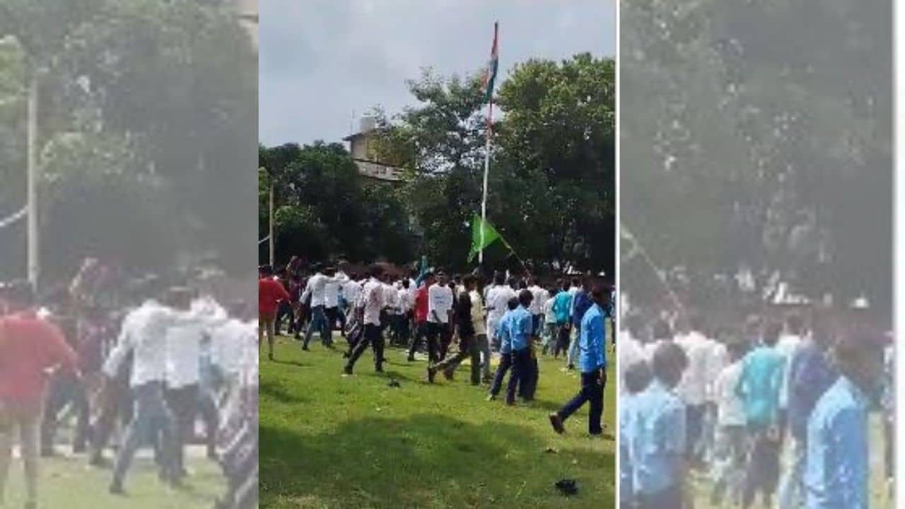 बेतिया के स्कूल में ध्वजारोहण के दौरान युवक ने लहराया धार्मिक झंडा, इलाके में तनाव