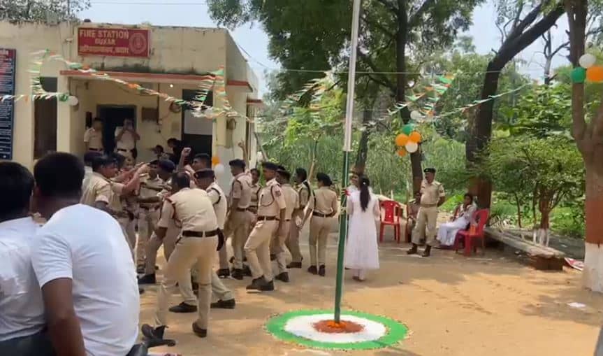 बक्सर में स्वतंत्रता दिवस पर पुलिसकर्मियों ने अश्लील गीत पर लगाए ठुमके, जांच के आदेश  