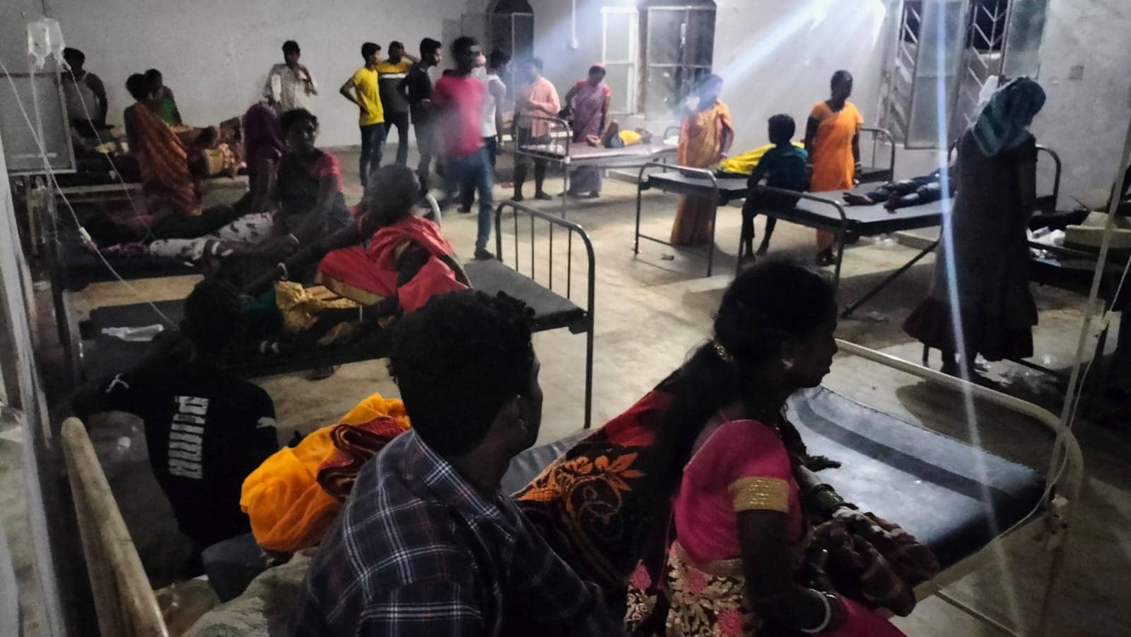 देवघर: फ़ास्ट फ़ूड खाने से सैकड़ों लोग बीमार,अस्पताल में काम पड़े बेड 