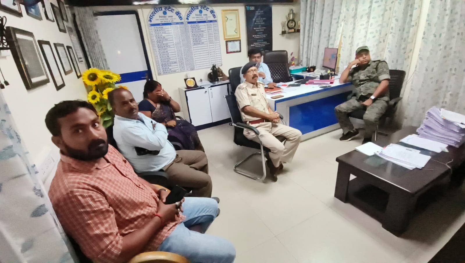 अपराधियों ने बाइक सवार दंपति से लूटे लाखों रुपए, सीसीटीवी में कैद हुई घटना 