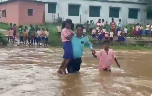 नदी पार कर बच्चे और शिक्षक स्कूल जाने को मजबूर, जल्द से जल्द पुल बनाने की कर रहे मांग