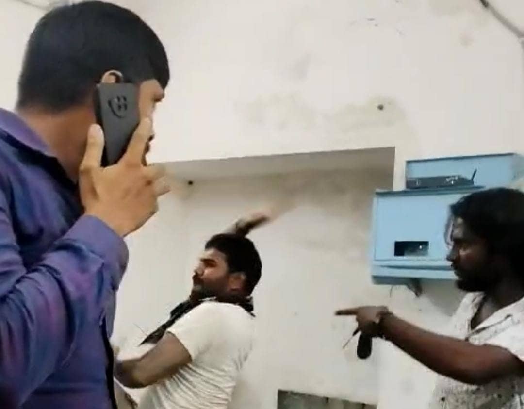 सरकारी कार्यालय में युवक ने अधिकारी पर ताना पिस्टल, मची अफरा-तफरी