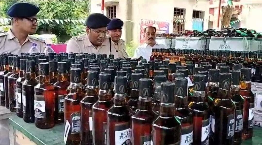 30 लाख की अवैध विदेशी शराब बरामद, ट्र्रक से बरामद किया गया 229 कार्टन शराब