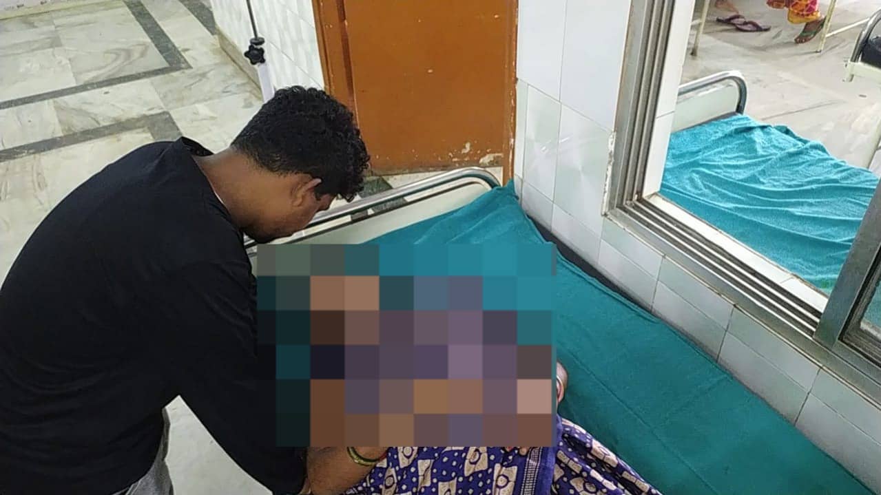 रणक्षेत्र में तब्दील हुआ ग्रामीण कार्य विभाग दुमका, कर्मियों में आपसी भिड़त के बाद मची अफरा-तफरी