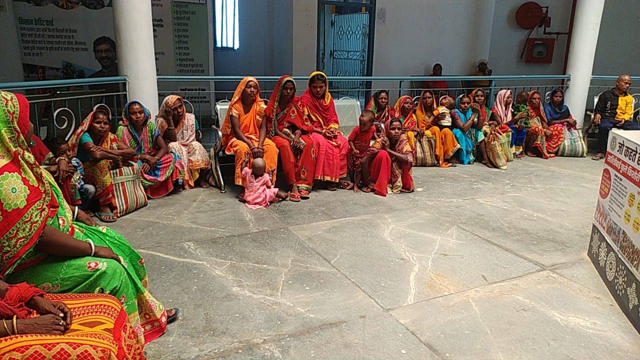 सैकड़ों ग्रामीण डीसी से मिलने पहुंचे समाहरणालय, विकास योजनाओं में पक्षपात का  लगाया आरोप