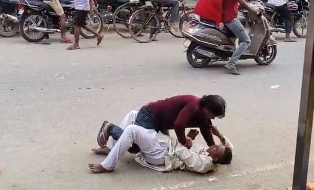 शराबबंदी की फिर खुली पोल, बीच सड़क पर दो शराबियों ने किया हाई वोल्टेज ड्रामा, वीडियो वाइरल 