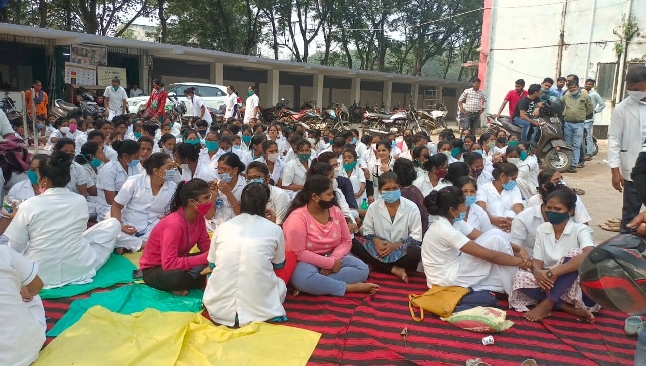वेतन नहीं तो काम नहीं, जमशेदपुर में अनिश्चितकालीन हड़ताल पर नर्स
