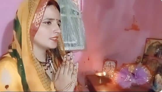 सीमा हैदर ने चंद्रयान 3 मिशन के लिए रखा व्रत, हाथ जोड़ सर पर पल्लू रख भगवान के आगे की प्रार्थना