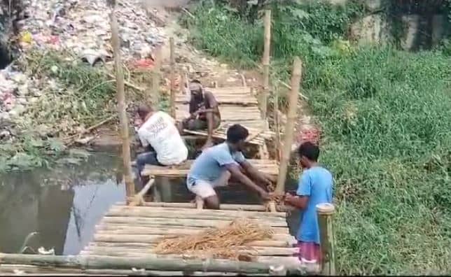 जमशेदपुर: सरकार और प्रशासन से टूटा लोगों का भरोसा, खुद कर रहे नाला पर पुल बनाने का काम