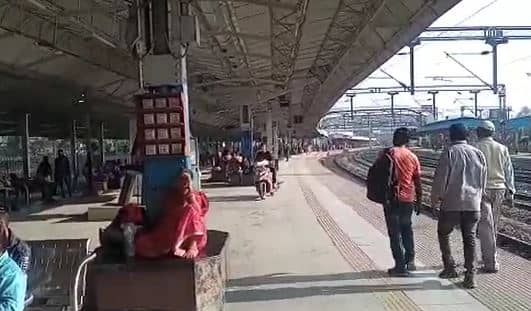 जसीडीह स्टेशन के प्लेटफॉर्म पर दोपहिया वाहन दौड़ा रहे हैं लोग, सुरक्षा भोलेनाथ के ऊपर !