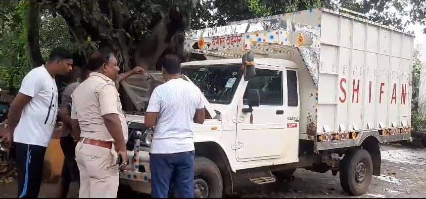 दुमका में मवेशी से लदे पिकअप वैन को पुलिस ने किया जब्त, चालक फरार