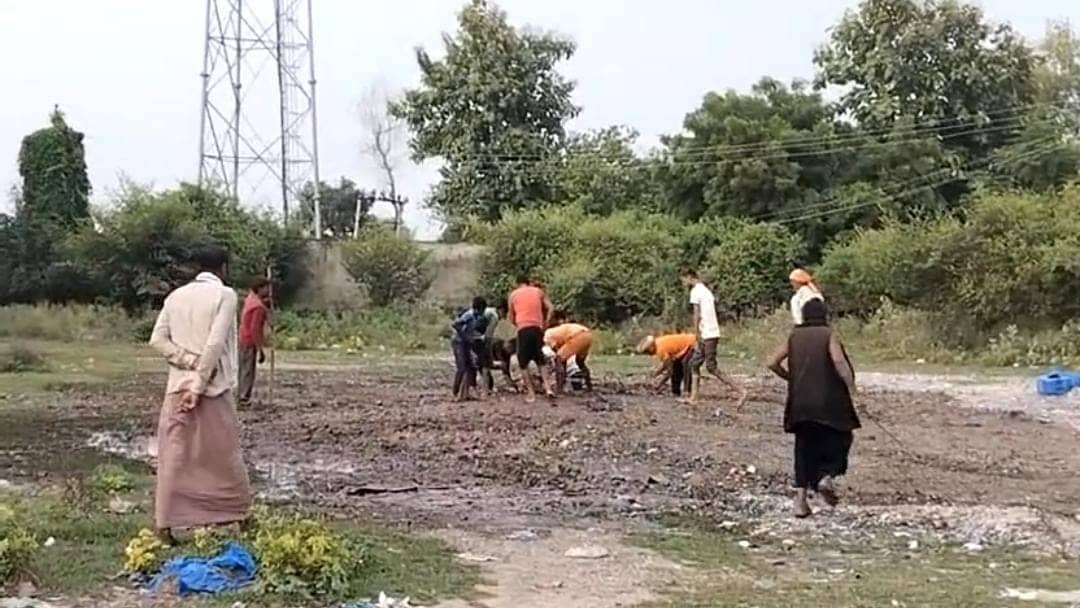 कैमूर में 7 हजार लीटर शराब किया गया नष्ट, प्रशासन के हटते ही मलबा से शराब की बोतलें चुनने लगे लोग, VIDEO वायरल