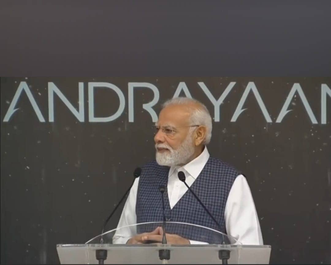 चंद्रयान-3 की टीम को बधाई देने विदेश से सीधे इसरो मुख्यालय पहुंचे पीएम मोदी, जानिए क्या-क्या घोषणाएं की