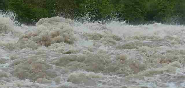 मोतिहारी में सड़क पर चढ़ा नदी का पानी, दो जिलों का टूटा संपर्क, अलर्ट मोड पर प्रशासन
