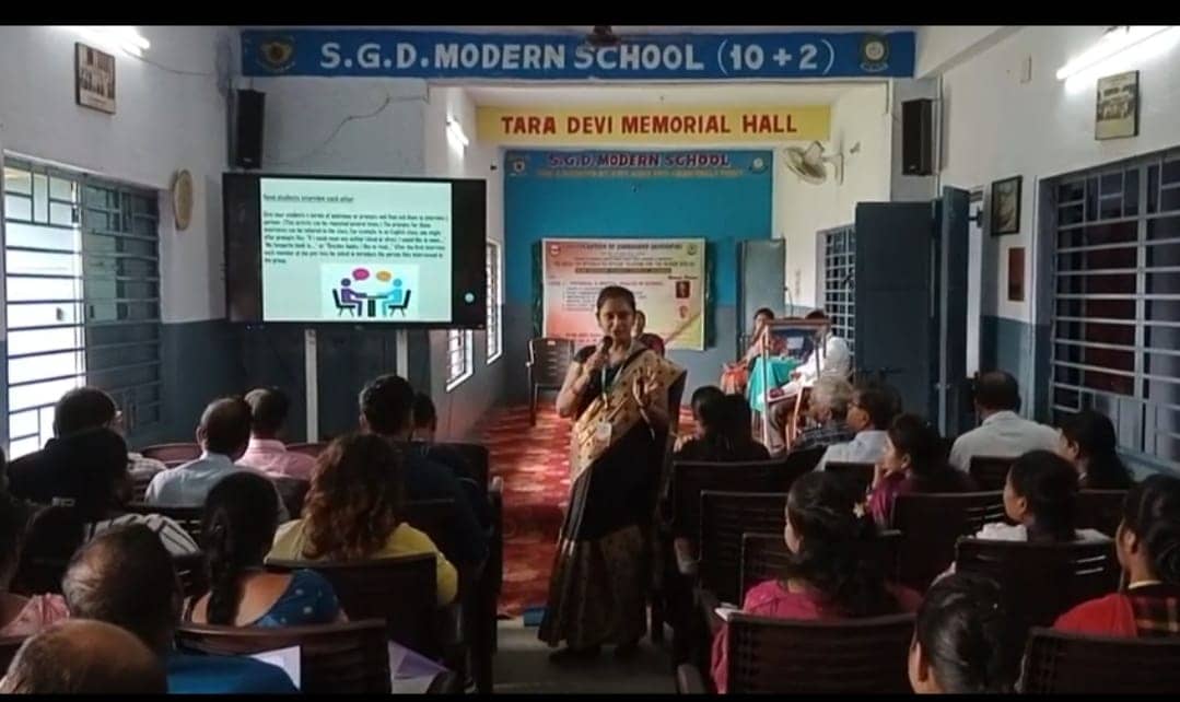 माॅडर्न स्कूल, चिरकुंडा में सीबीएसई स्कूल के शिक्षकों का  प्रशिक्षण शिविर ,कल भी चलेगा 
