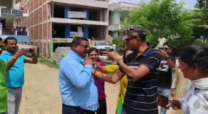 एलएइओ ऑफिस में हाईवोल्टेज ड्रामा, पत्नी ने इंजीनियर पति को सरेआम चप्पल से पीटा, जानिए क्या  है वजह