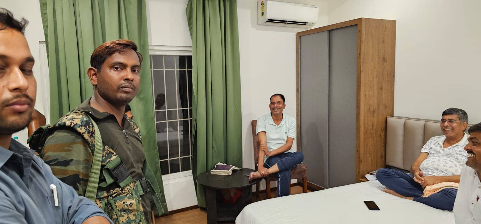 डुमरी उपचुनाव को लेकर प्रशासन अलर्ट, जानें शनिवार की देर रात किन-किन होटलों में पड़ा छापा