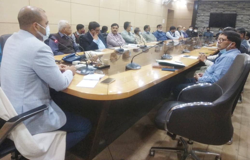 उधमियों और सरकारी विभागों के बीच समन्वय बनाने के लिए डीसी ने की बैठक