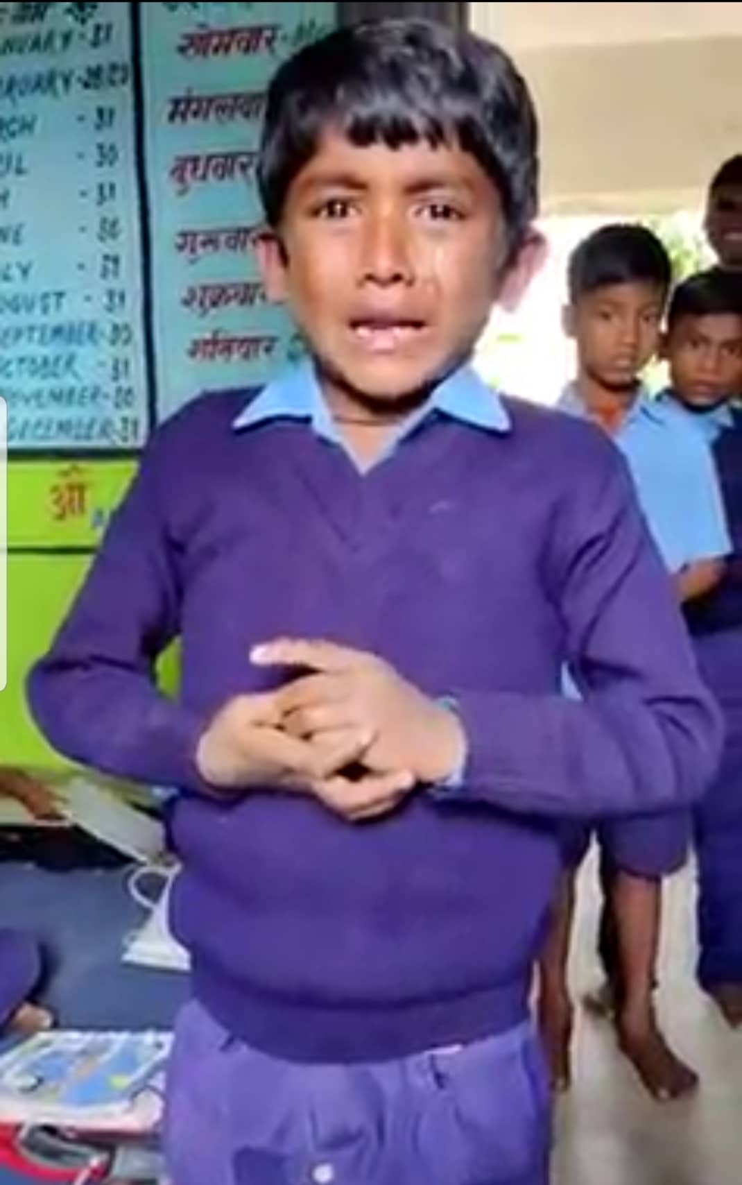 वायरल वीडियो : स्कूल का बच्चा रो - रो कर बता रहा है - किताब खरीदने का पैसा नहीं है ..पिता जी सारा पैसा शराब में ख़र्च कर देते है