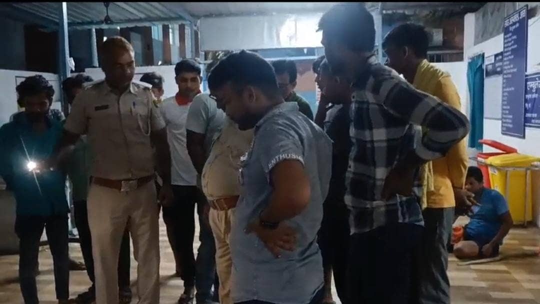 आरा में होटल मैनेजर की हत्या से मचा कोहराम, तीन बहनों में इकलौता भाई था मृतक