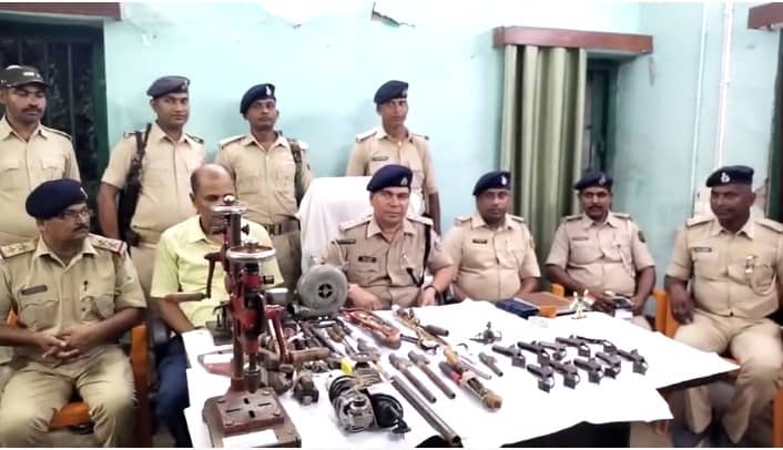 भागलपुर में मिनी गन फैक्ट्री का खुलासा, भारी मात्रा में अवैध हथियार बरामद