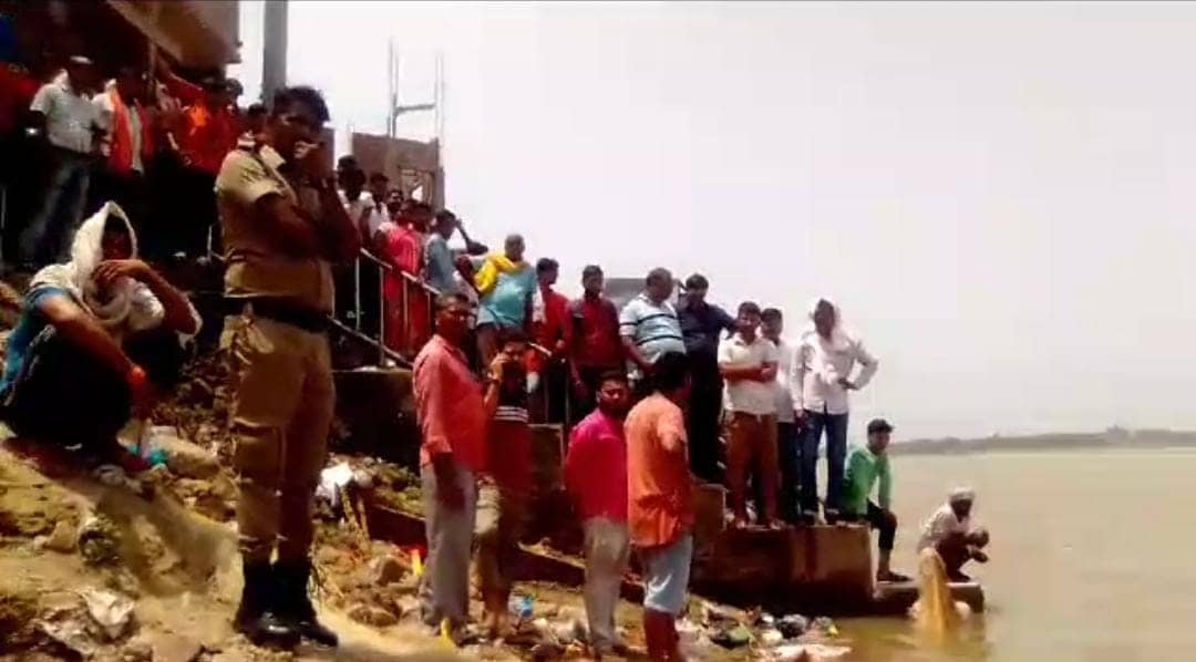बक्सर में उफनती नदी में डूबा युवक,जानें क्यों प्रशासन के खिलाफ आक्रोशित हुए परिजन