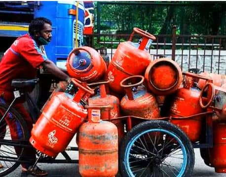 लोकसभा चुनाव से पहले सरकार का बड़ा एलान ! अब हर उपभोक्ता को मिलेगा 200 रुपए सस्ता घरेलू एलपीजी गैस सिलेंडर
