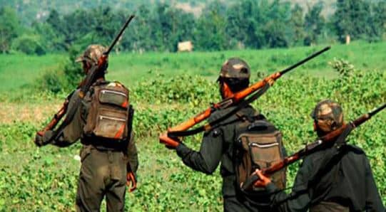 सिकुड़ते साम्राज्य से बौखलाए नक्सली, पुलिस मुखबिरी के शक में ग्रामीणों को बना रहें निशाना. पिछले दस दिन में पांच को मारा
