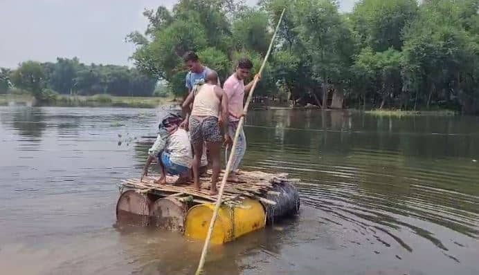 जान जोखिम में डालकर उफनाती नदी पार करने को विवश लोग, पुल निर्माण के लिए नहीं हो रही है पहल