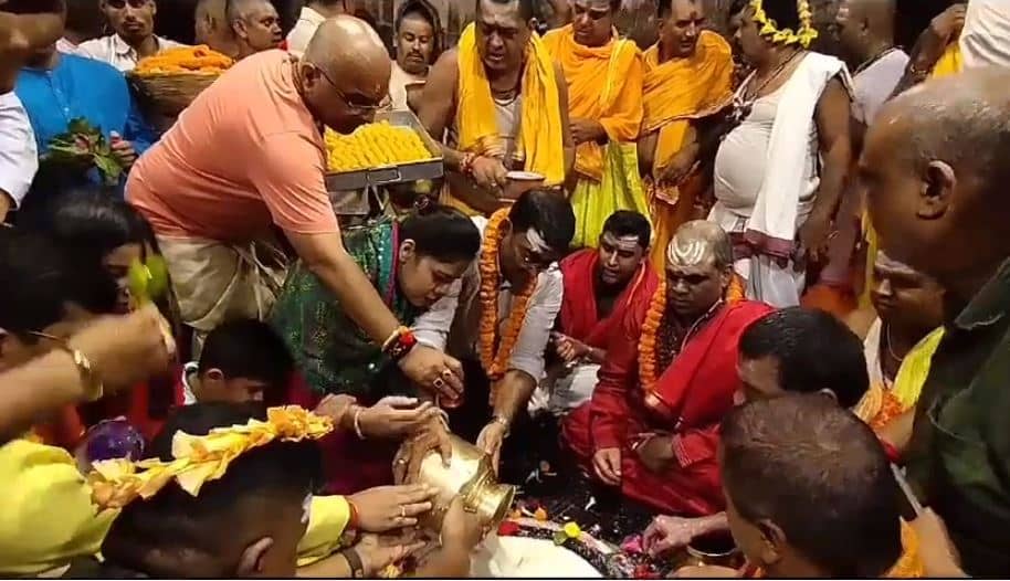 लंबे समय बाद भक्तों से मिले बैद्यनाथ,बाबा मंदिर में स्पर्श पूजा बहाल