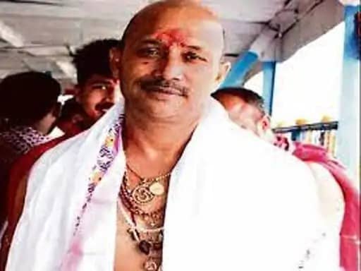 जगन्नाथ मंदिर में पूजा पाठ करता देखा गया संथाल अवैध खनन का किंग दाहू यादव, आज सरेंडर करने के आसार