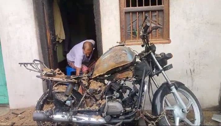 बदमासों ने घर के बाहर खड़ी दो बाइक को किया आग के हवाले, जांच में जुटी पुलिस
