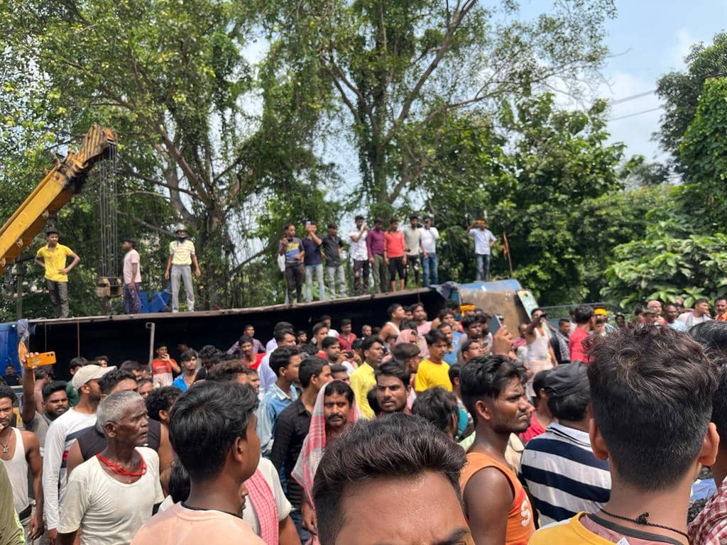 धनबाद के गोविंदपुर में टैंकर और दस चक्का ट्रक की टक्कर में दो मरे 