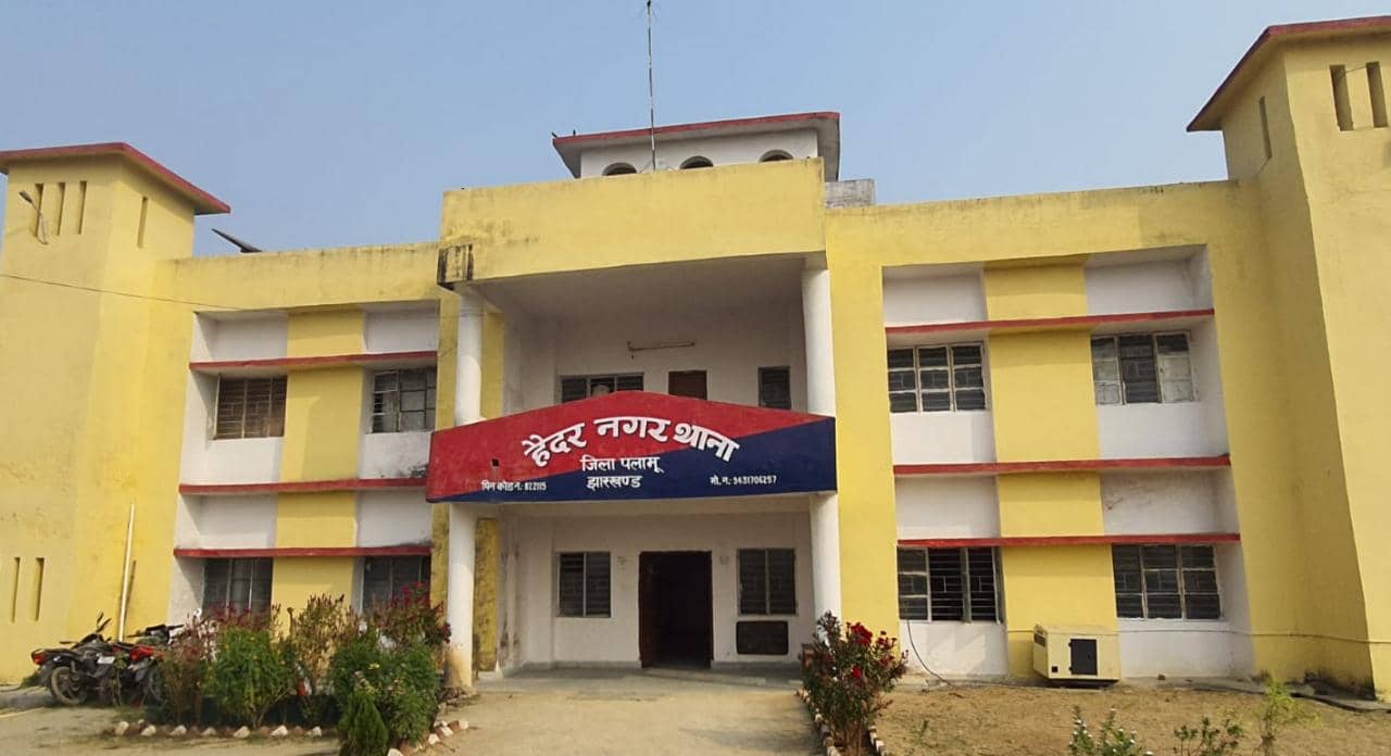 खेत में पानी पटा रहे दम्पति की  पिटाई, आरोपी की पत्नी ने लगाया बेटी से रेप का आरोप