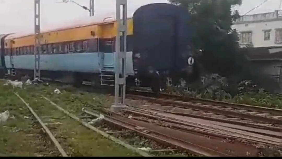 Big Breaking : बड़ा हादसा टला:बिना इंजन पटरी पर दौड़ी ट्रेन, जानिए कहाँ का है मामला