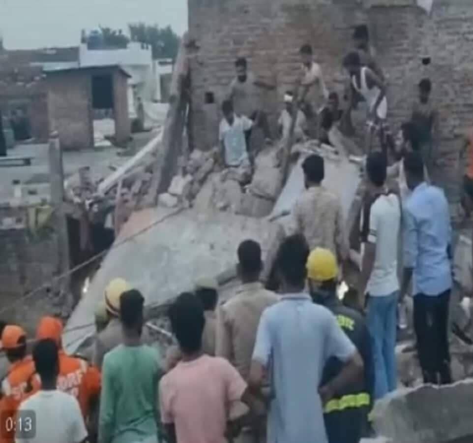 UP के बाराबंकी में इमारत गिरी, दो की मौत, कई जख्मी