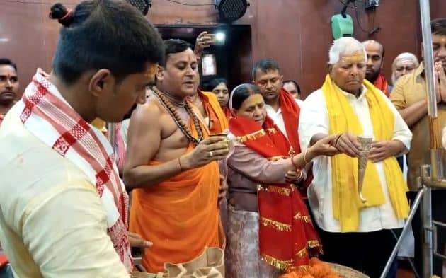 लालू-राबड़ी ने बाबा हरिहरनाथ मंदिर में किया रुद्राभिषेक, मंदिर परिसर में उमड़ी लोगों की भीड़